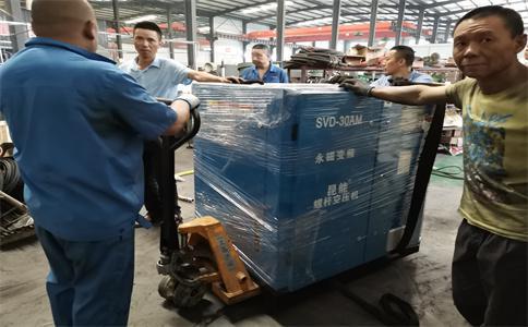 ?大邑某機械加工行業(yè)龍頭企業(yè)22KW永磁變頻螺桿空壓機交貨現(xiàn)場